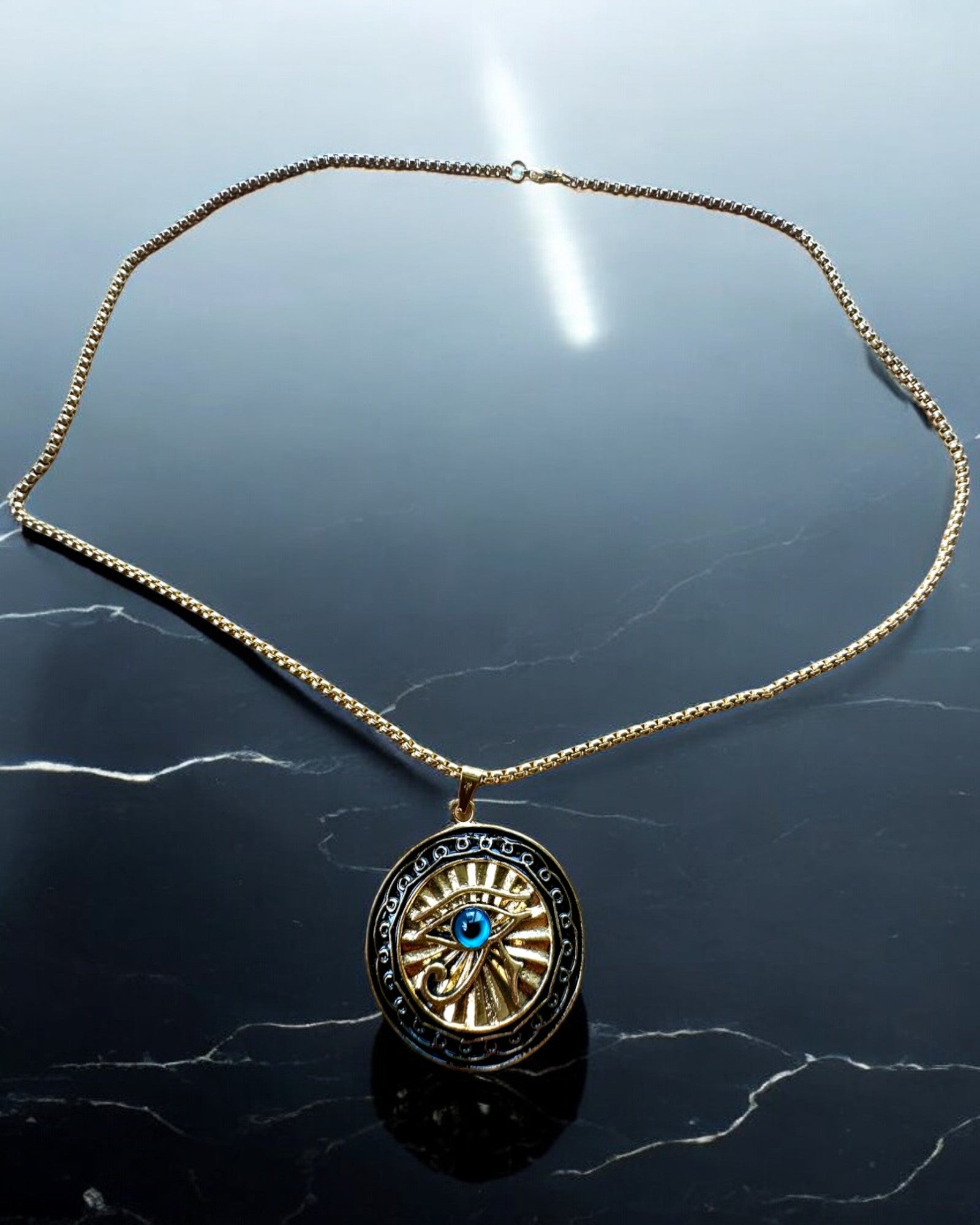 Amulet „Oko Horusa” - Eleganță și Protecție, posibilitate de personalizare cu gravură pentru cadou