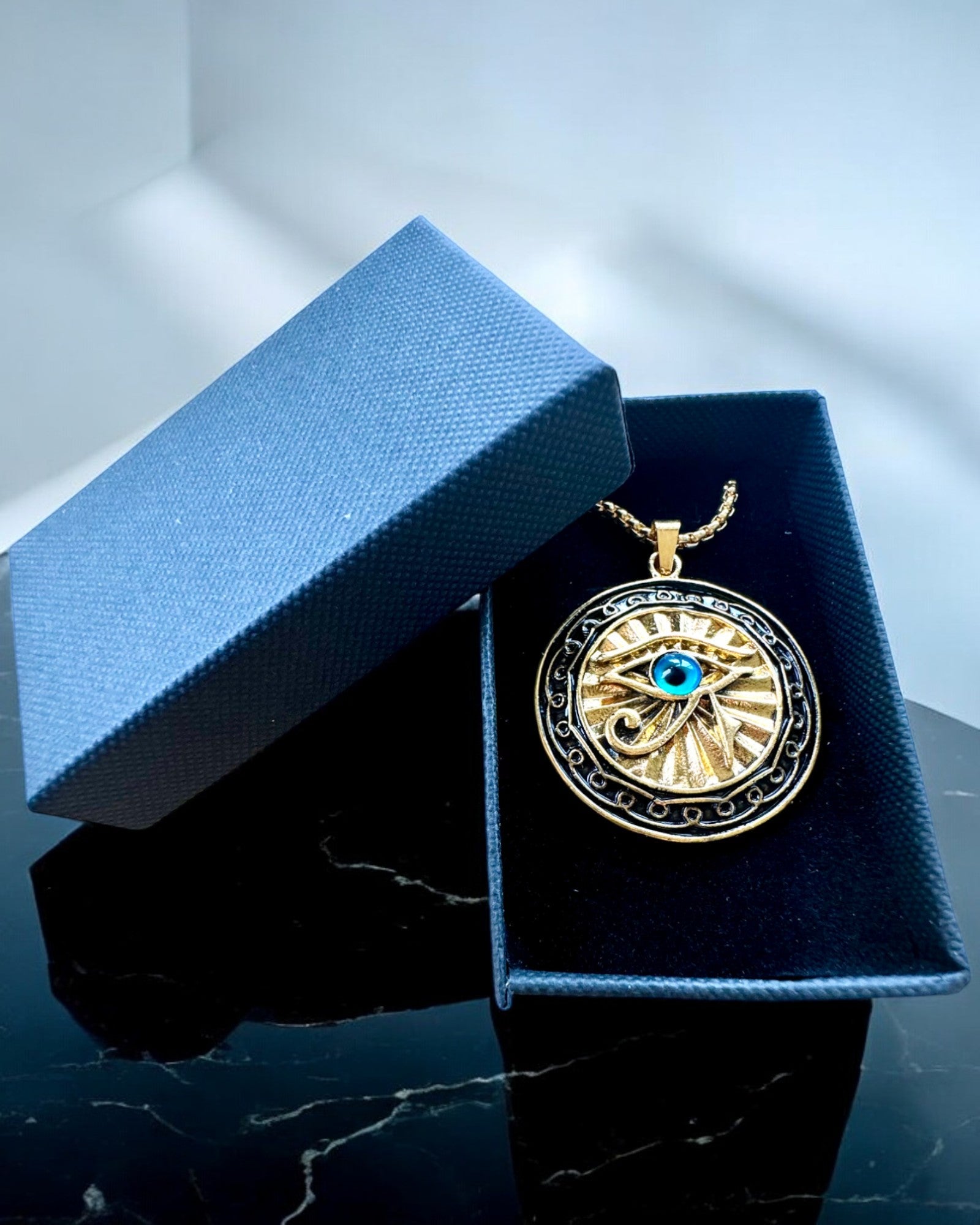 Amulet „Oko Horusa” - Eleganță și Protecție, posibilitate de personalizare cu gravură pentru cadou