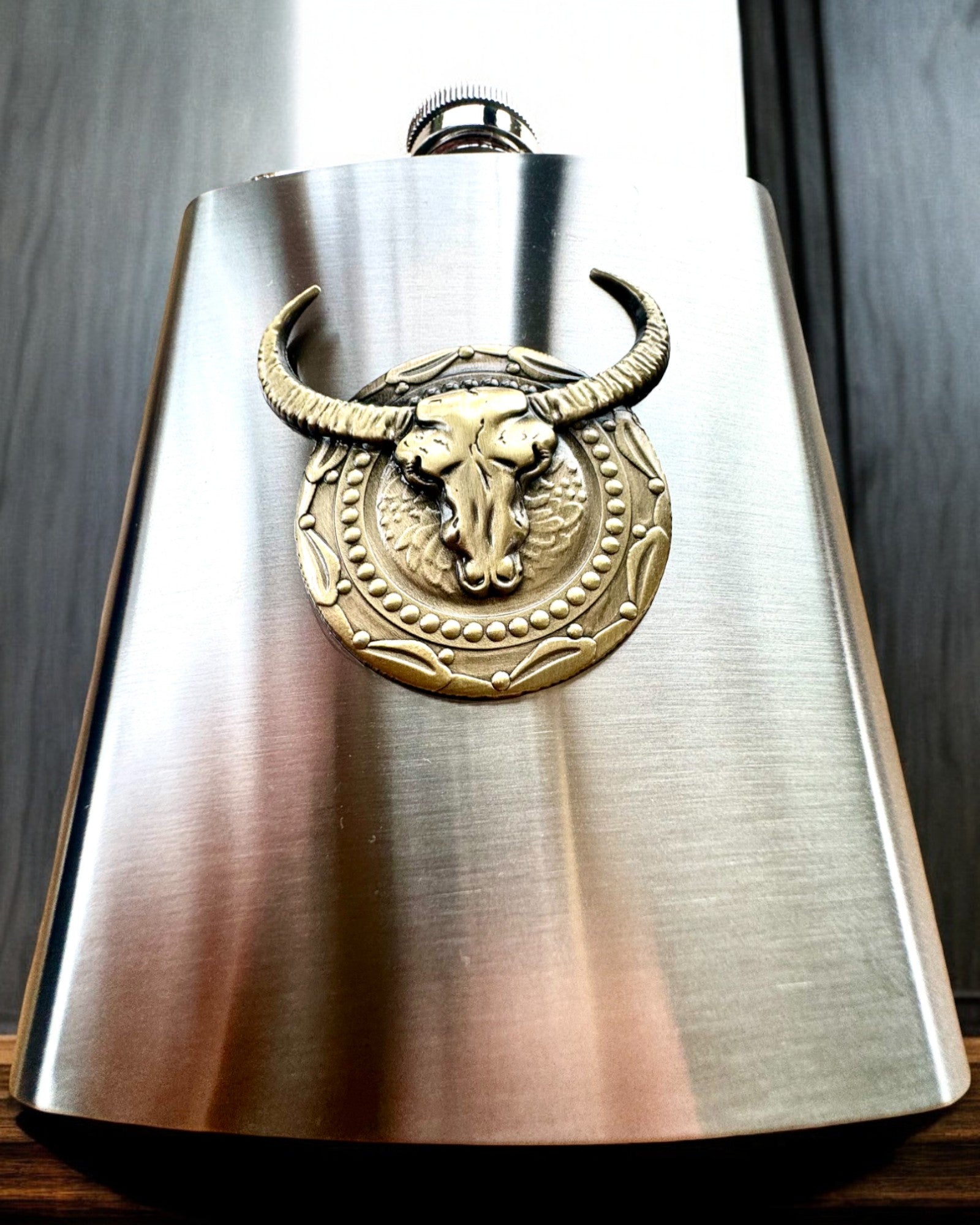 Bizon Flask – Sticlă de buzunar elegantă cu motiv de bizon - posibilitate de personalizare cu gravură pentru cadou