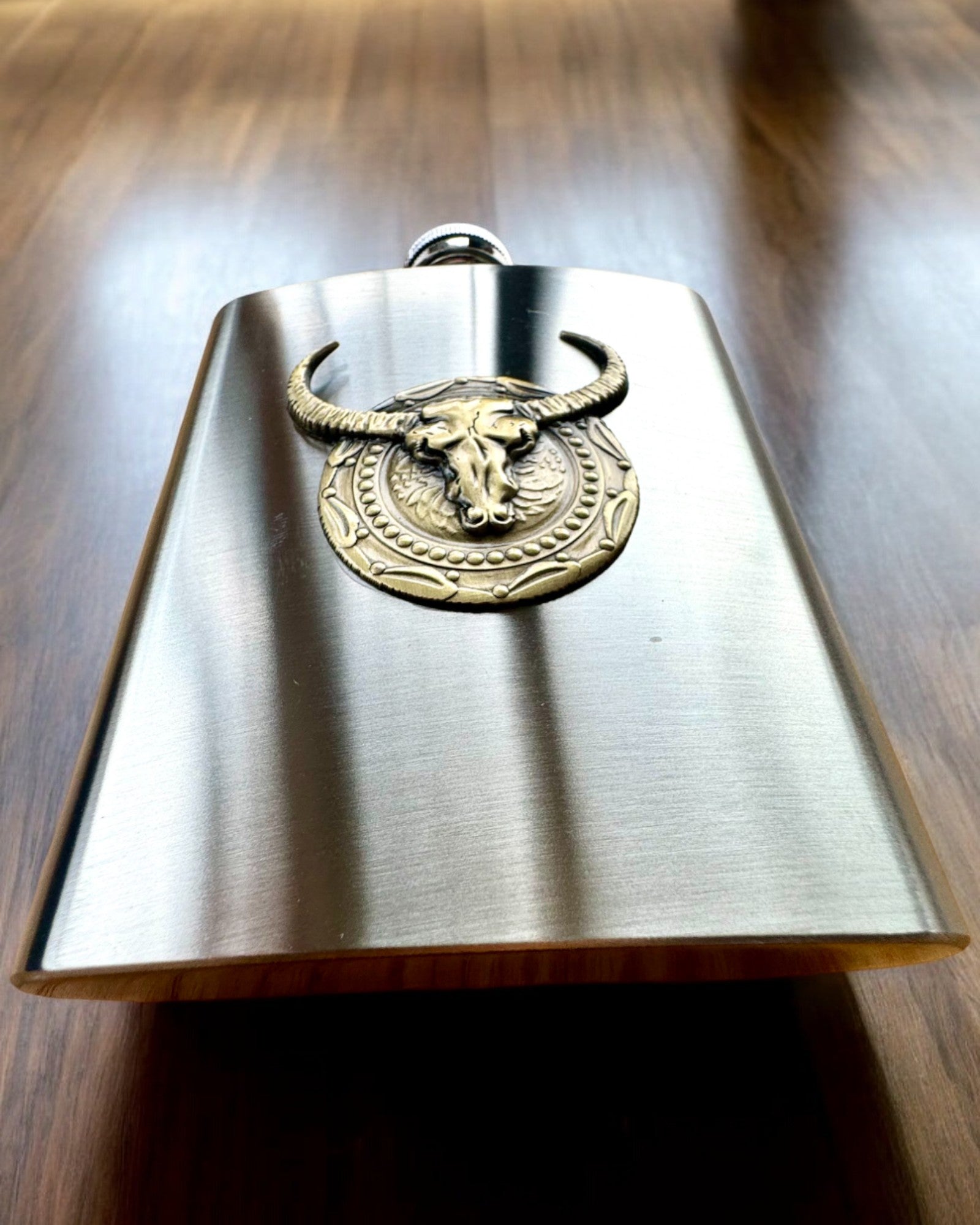 Bizon Flask – Sticlă de buzunar elegantă cu motiv de bizon - posibilitate de personalizare cu gravură pentru cadou