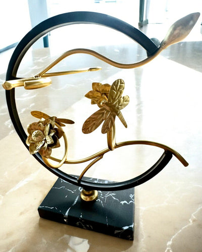 Suport „Elegancki Owad” - pentru sticlă de vin și pahare, înălțime 33 cm, posibilitate de personalizare cu gravură pentru cadou