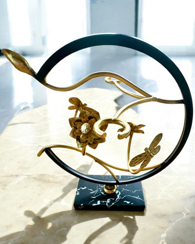 Suport „Elegancki Owad” - pentru sticlă de vin și pahare, înălțime 33 cm, posibilitate de personalizare cu gravură pentru cadou