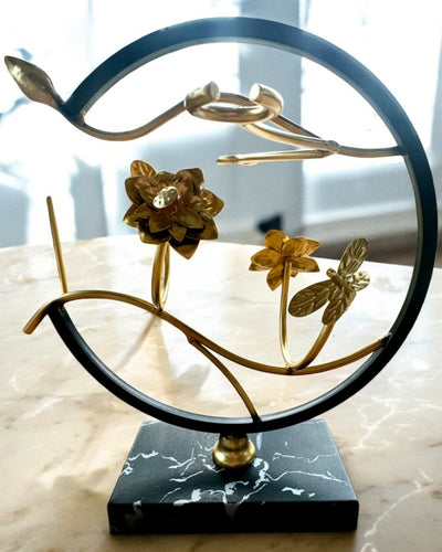 Suport „Elegancki Owad” - pentru sticlă de vin și pahare, înălțime 33 cm, posibilitate de personalizare cu gravură pentru cadou