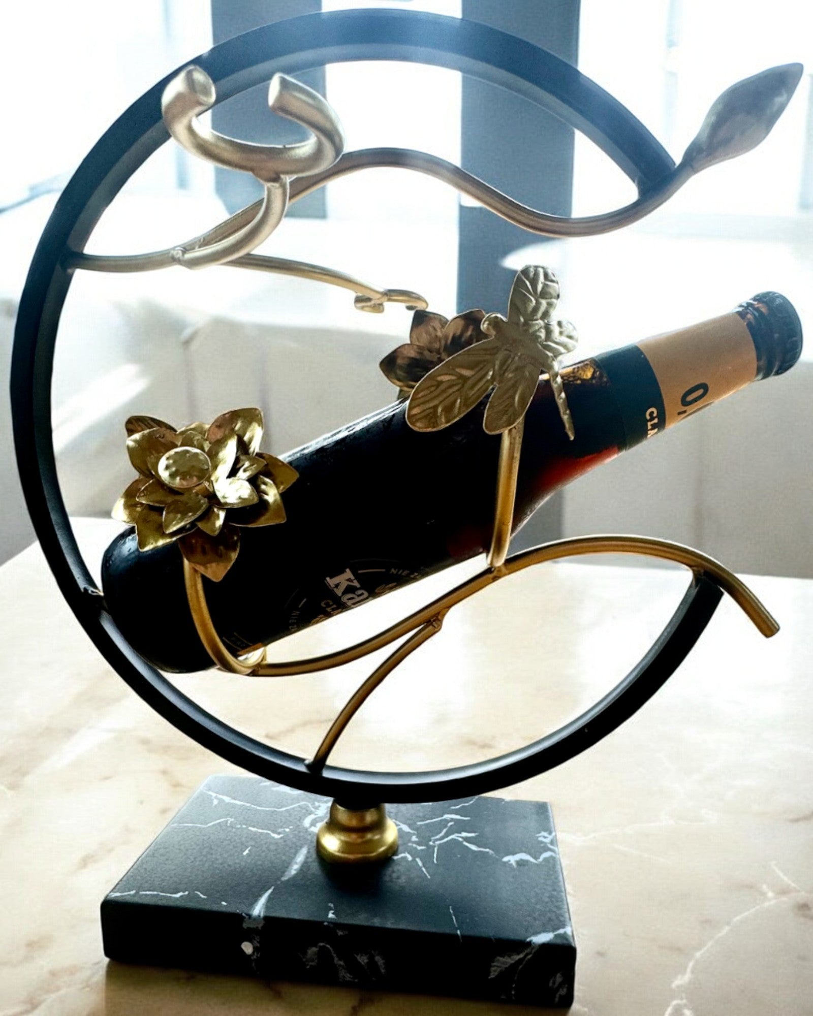 Suport „Elegancki Owad” - pentru sticlă de vin și pahare, înălțime 33 cm, posibilitate de personalizare cu gravură pentru cadou