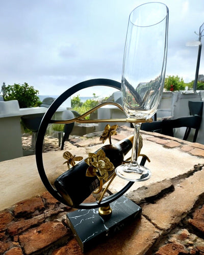 Suport „Elegancki Owad” - pentru sticlă de vin și pahare, înălțime 33 cm, posibilitate de personalizare cu gravură pentru cadou