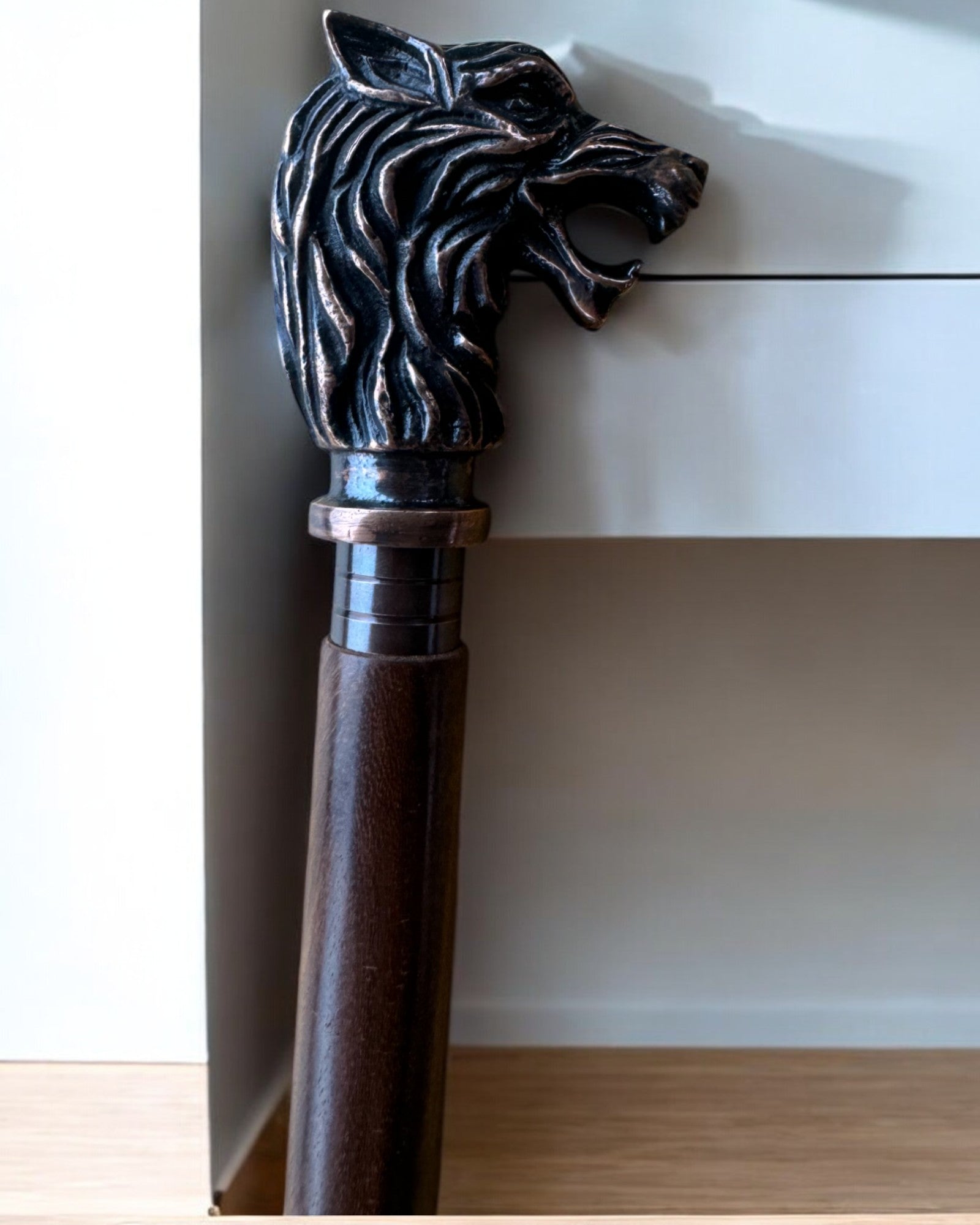 "Wilczy Strażnik" - Baston de mers sculptat manual, din lemn, cu posibilitatea personalizării prin gravură
