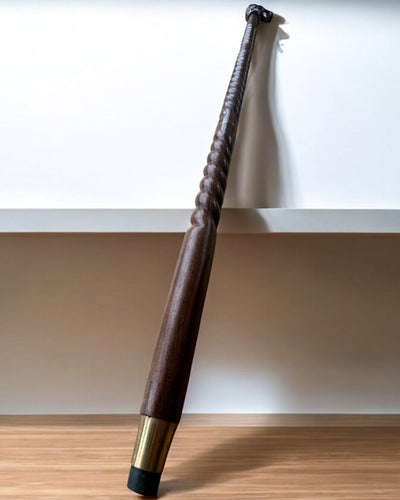 Baston de mers sculptat manual – Păzitorul Lup, din lemn, cu posibilitate de personalizare prin gravură