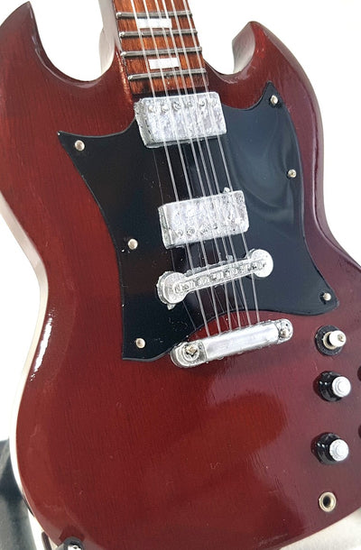 Mini chitară AC/DC Angus Young MGT-0567 cu posibilitate de personalizare prin gravură, ideală pentru cadou, realizată manual din lemn de mahon, maro, înălțime 27,5 cm