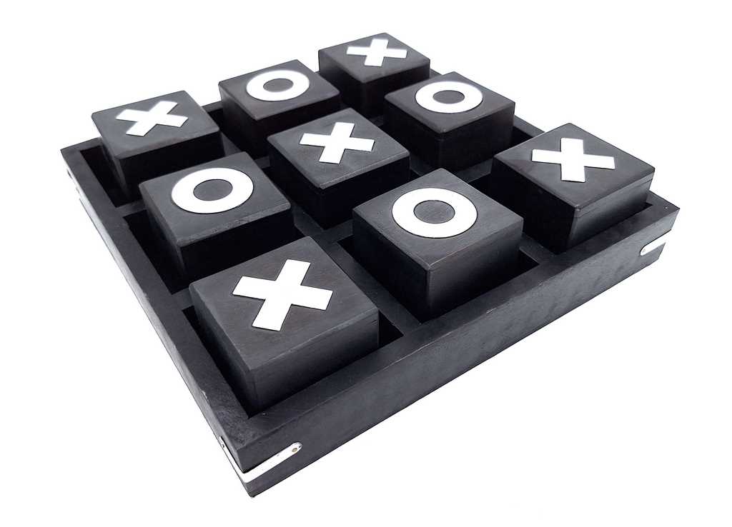 Joc X și 0 mare din lemn 24x24cm, cu posibilitate de personalizare prin gravură - joc de strategie elegant pentru cadou - combinație clasică alb-negru, lemn de înaltă calitate