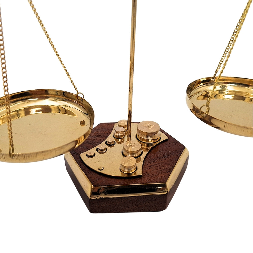 Balanță cu talere retro din alamă și lemn, cu posibilitate de personalizare prin gravură – cadou ideal pentru avocat, judecător sau farmacist – dimensiuni 24x20x9,5 cm