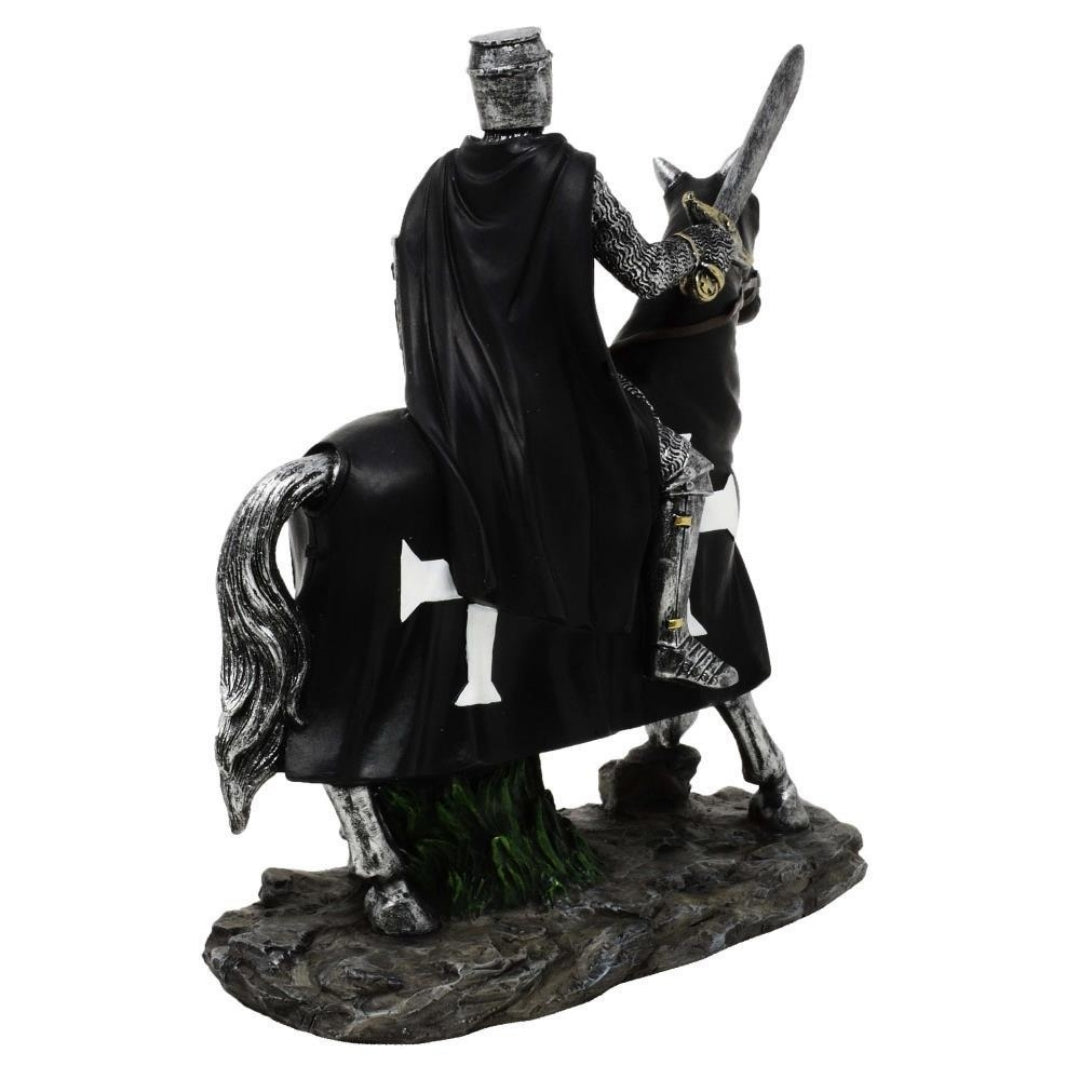 Figurină decorativă cavaler pe cal 22 cm, cu posibilitate de personalizare prin gravură - decorațiune elegantă din polirășină, cadou pentru iubitorii de istorie și Evul Mediu