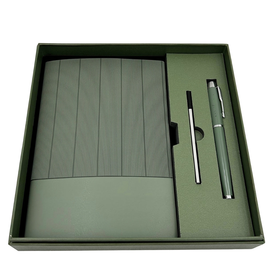 Set cadou elegant cu gravură personalizată - agendă A5 din piele verde măsliniu, cu stilou și rezervă suplimentară, în cutie cadou estetică