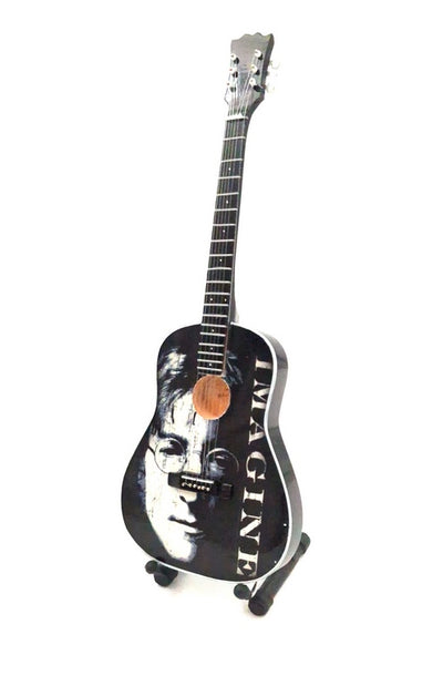 Mini-chitară decorativă John Lennon The Beatles 24 cm, cu gravură personalizată