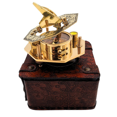 Busolă din alamă în cutie elegantă din piele, cu posibilitate de gravare – cadou retro vintage pentru călător sau navigator - înălțime 8 cm, design elegant din alamă