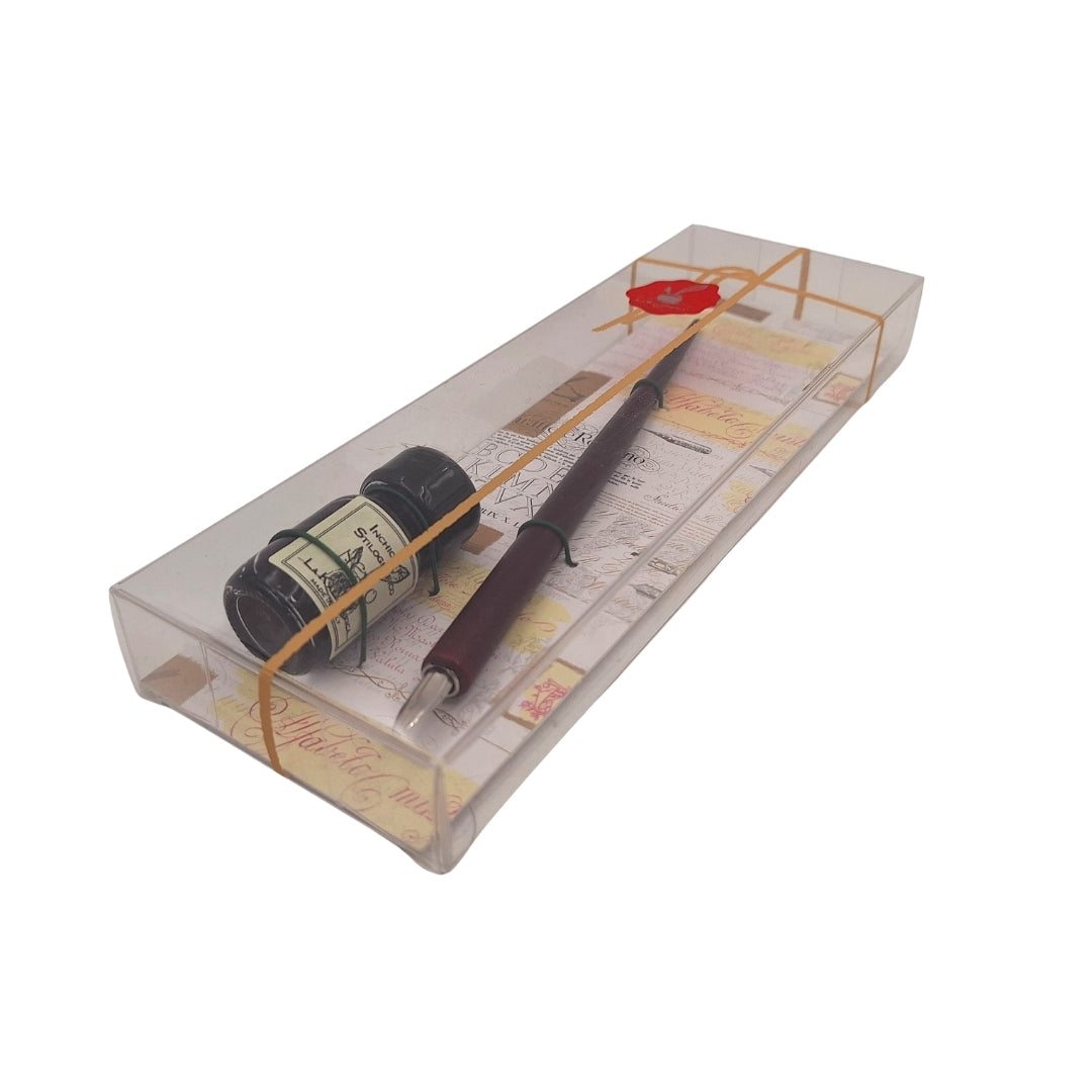 Set elegant pentru caligrafie, cu stilou din lemn și cerneală neagră, posibilitate de personalizare prin gravură, ideal ca dar pentru iubitorii artei scrisului, în ambalaj decorativ 7,5 x 22 x 3 cm