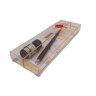 Set elegant pentru caligrafie, cu stilou din lemn și cerneală neagră, posibilitate de personalizare prin gravură, ideal ca dar pentru iubitorii artei scrisului, în ambalaj decorativ 7,5 x 22 x 3 cm