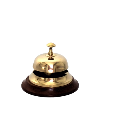 Gong hotelier din alamă pe bază din lemn TB27/4, cu posibilitate de personalizare prin gravură, cadou elegant în culorile auriu și maro, înălțime 11 cm, diametru 12 cm