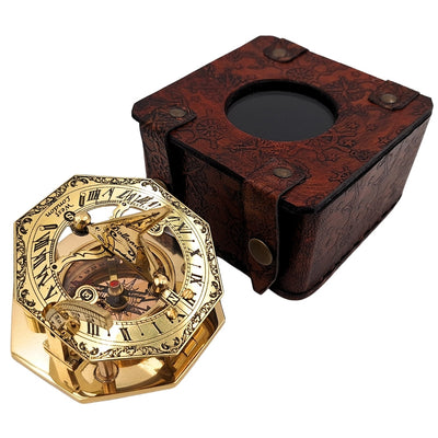 Busolă din alamă în cutie elegantă din piele, cu posibilitate de gravare – cadou retro vintage pentru călător sau navigator - înălțime 8 cm, design elegant din alamă