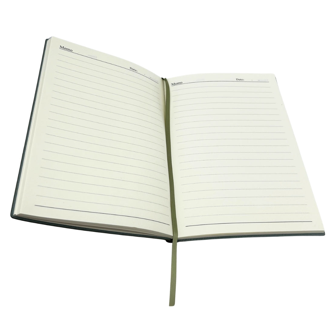 Set cadou elegant cu gravură personalizată - agendă A5 din piele verde măsliniu, cu stilou și rezervă suplimentară, în cutie cadou estetică