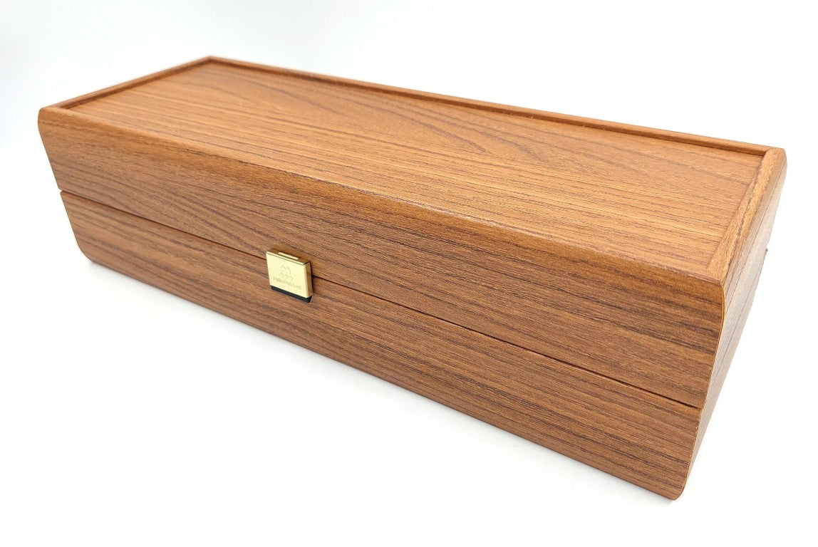 Cutie exclusivistă din lemn pentru sticlă de vin BWXL30, cu posibilitate de personalizare prin gravură, culoare nuc, ideală pentru cadou, dimensiuni 35x14x10 cm