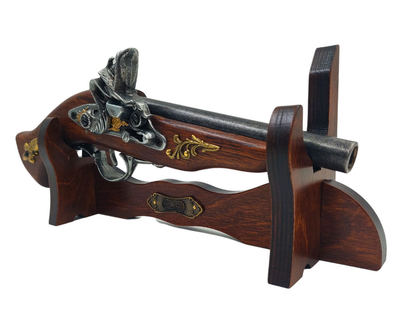 Replică de pistol italian din secolul al XVII-lea pe suport, cu posibilitate de personalizare prin gravură - Element decorativ elegant pentru cadou, realizat din lemn și metal lustruit, lungime 30 cm