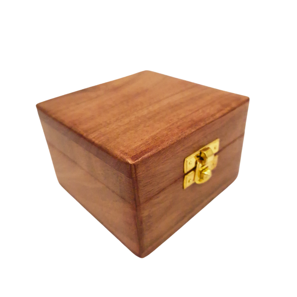 Cutie cadou din lemn 6 x 6 x 4 cm, cu posibilitate de gravare, maro, cu căptușeală din material textil și închidere din alamă