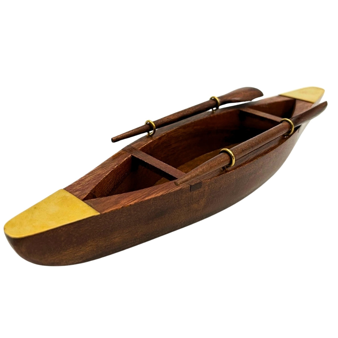 Elegancki Drewniany Model Łodzi 25 cm - Ozdoba na Biurko z Mosiężnymi Elementami - Idealny Prezent dla Żeglarza z Opcją Personalizacji Grawerem - Styl Marynistyczny i Retro