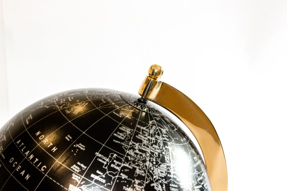 Globus Dekoracyjny Black & Gold z Możliwością Personalizacji Graweru – Elegancki Dodatek na Prezent, Wysokość 20 cm, Mosiężna Podstawa, Czarna Mapa z Srebrnymi Napisami