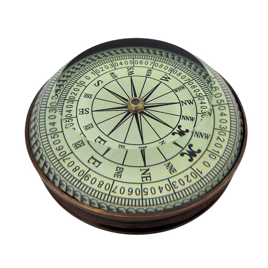 Busolă lenticulară retro din alamă, replică cu gravură – cadou personalizat pentru călător, stil marinăresc, dimensiuni 8x8x2,7 cm, alamă și sticlă, proverb inspirațional
