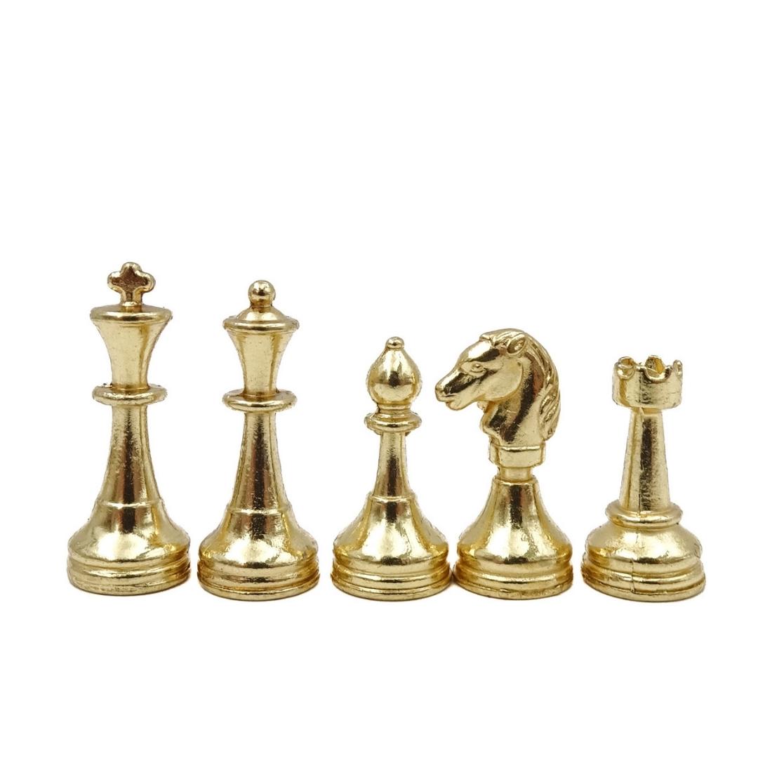 Șah magnetic exclusiv din metal Italfama 18x18 cm cu posibilitate de personalizare prin gravură – cadou elegant pentru orice ocazie, tablă de șah maro-neagră cu piese aurii-argintii