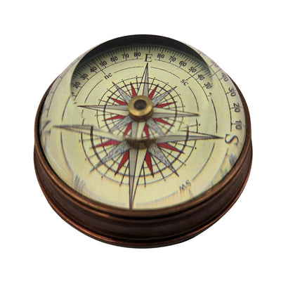 Busolă lenticulară stilată din alamă și sticlă, cu posibilitate de personalizare prin gravură - gadget retro pentru birou, cadou ideal pentru călător - diametru 6,3 cm, înălțime 3 cm, culoare bej, roșu și negru