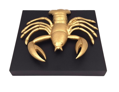Złota figurka dekoracyjna Raka z aluminium z możliwością personalizacji grawerem - elegancki prezent na każdą okazję, wymiary 29 x 27,5 x 9 cm, czarna drewniana podstawa