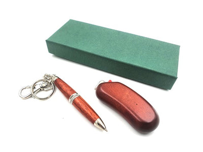 Set cadou elegant cu brichetă și stilou în carcasă din lemn, personalizare prin gravură, culoare mahon, ideal pentru ocazii speciale