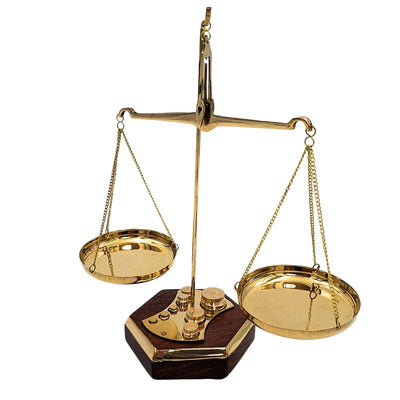 Balanță cu talere retro din alamă și lemn, cu posibilitate de personalizare prin gravură – cadou ideal pentru avocat, judecător sau farmacist – dimensiuni 24x20x9,5 cm