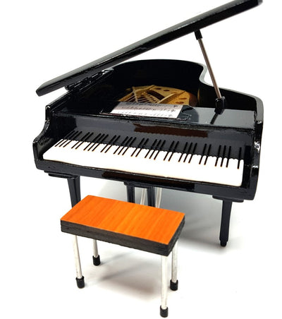 Mini pian cu posibilitate de personalizare prin gravură, negru, realizat manual din lemn de balsa, scara 1:10, ideal pentru cadou pentru pianiști și iubitori de muzică, înălțime 8 cm