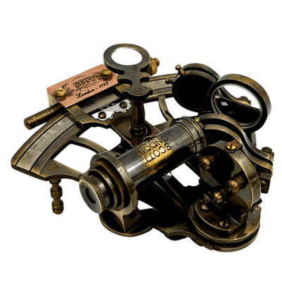 Sekstant Mosiężny Retro w Skórzanym Etui - Elegancki Instrument Nawigacyjny z Możliwością Grawerunku - Idealny Prezent dla Miłośników Żeglarstwa i Historii - Wymiary 13x12x7 cm