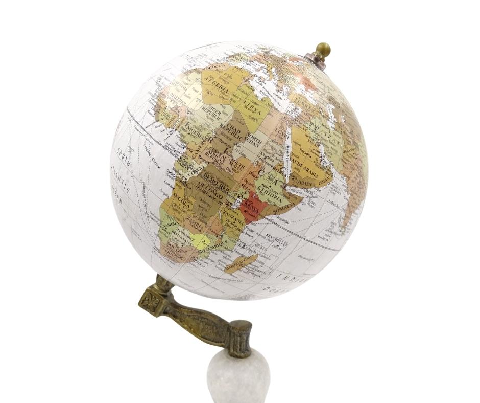Glob decorativ Voyager pe bază din marmură și lemn, cu opțiune de personalizare prin gravură – cadou elegant pentru iubitorii de călătorii, înălțime 32 cm, diametru 15,5 cm, hartă albă cu continente colorate