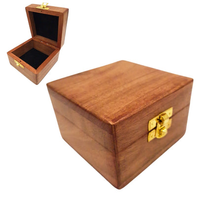 Cutie cadou din lemn 6 x 6 x 4 cm, cu posibilitate de gravare, maro, cu căptușeală din material textil și închidere din alamă
