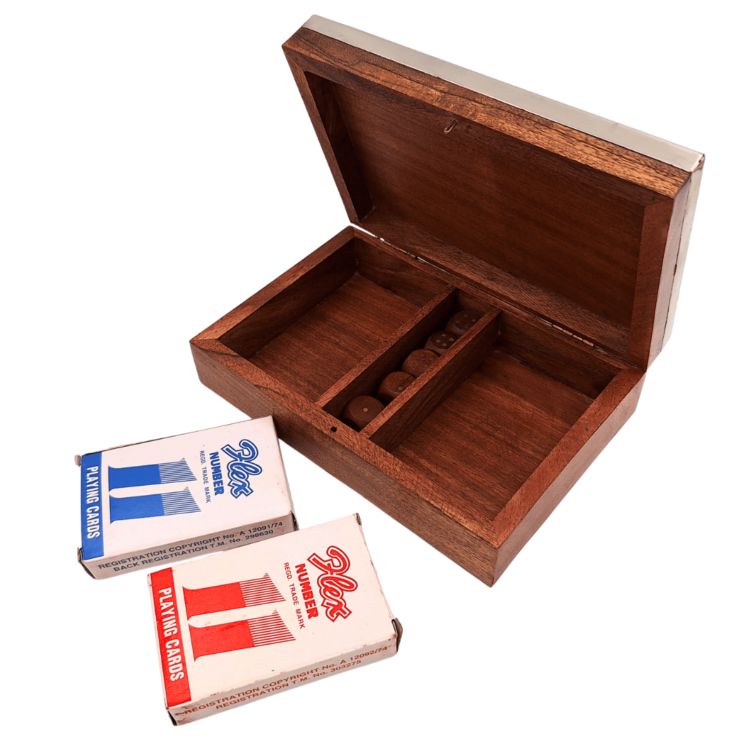 Set elegant de jocuri cu două pachete de cărți și zaruri în cutie de lemn cu capac din aluminiu