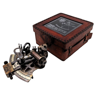 Sextant din alamă cu gravură în cutie din piele - replică din 1917, ideal ca dar pentru marinari și astronomi, dimensiuni 13x12x6 cm, antic, material: alamă și sticlă
