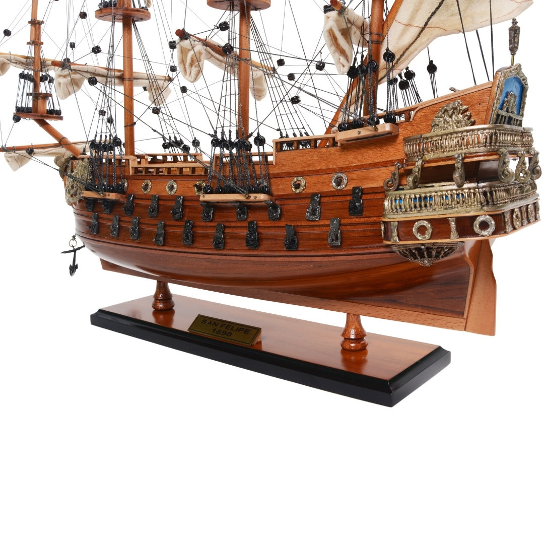 Ekskluzywny model żaglowca San Felipe SF45R z rozwiniętymi żaglami, ręcznie wykonany z drewna egzotycznego, możliwość personalizacji grawerem, idealny na prezent, wymiary 48,3 cm x 17,8 cm x 45,7 cm