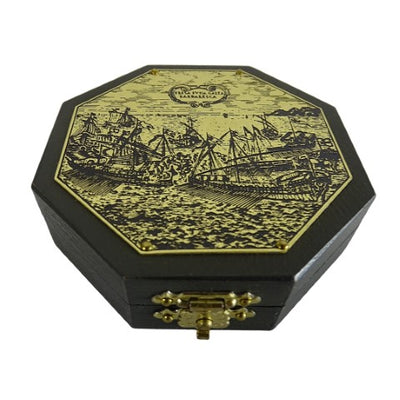 Ceas solar octogonal și busolă H06, cu posibilitate de personalizare prin gravură – cadou elegant pentru pasionații de navigație, realizat din lemn și alamă, cu ornamentație bogată, dimensiuni 7,3 x 2 cm