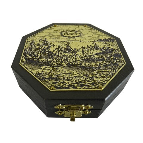 Ceas solar octogonal și busolă H06, cu posibilitate de personalizare prin gravură – cadou elegant pentru pasionații de navigație, realizat din lemn și alamă, cu ornamentație bogată, dimensiuni 7,3 x 2 cm