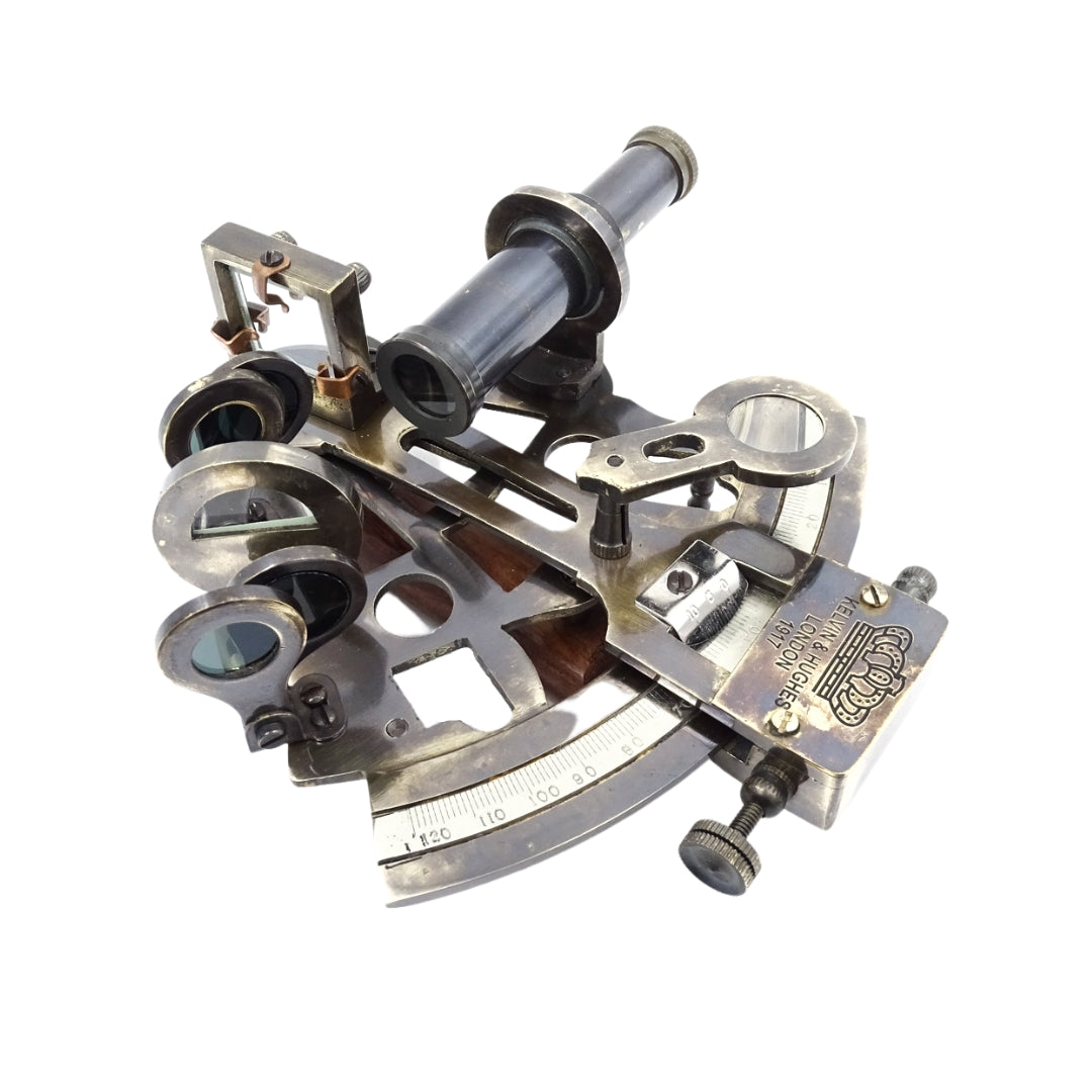 Sextant din alamă cu gravură în cutie din piele - replică din 1917, ideal ca dar pentru marinari și astronomi, dimensiuni 13x12x6 cm, antic, material: alamă și sticlă