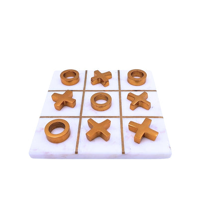 Joc X și 0 elegant pe bază de marmură, cu posibilitate de personalizare prin gravură – cadou ideal în stil glamour, dimensiuni 14 x 14 cm, material: marmură și alamă