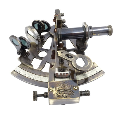 Sextant din alamă cu gravură în cutie din piele - replică din 1917, ideal ca dar pentru marinari și astronomi, dimensiuni 13x12x6 cm, antic, material: alamă și sticlă