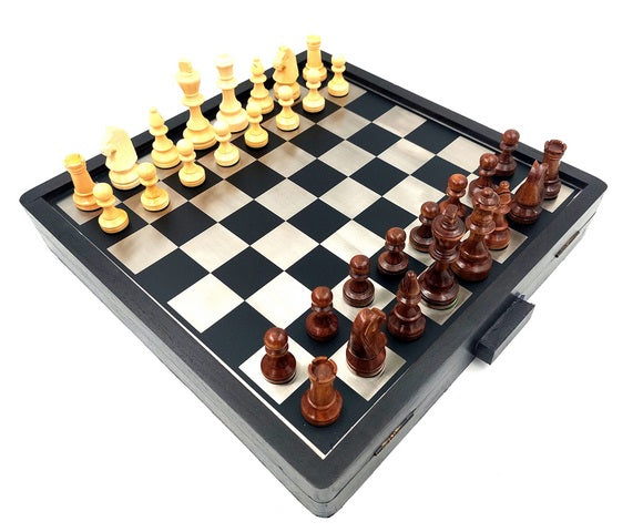 Set de șah elegant din lemn și metal, 33x33cm, cu posibilitate de personalizare prin gravură