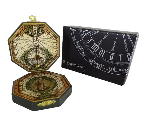 Ceas solar octogonal și busolă H06, cu posibilitate de personalizare prin gravură – cadou elegant pentru pasionații de navigație, realizat din lemn și alamă, cu ornamentație bogată, dimensiuni 7,3 x 2 cm