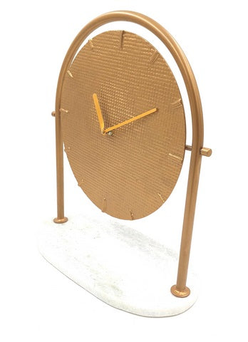 Ceas metalic rotund elegant pe bază de marmură, cu posibilitate de personalizare prin gravură