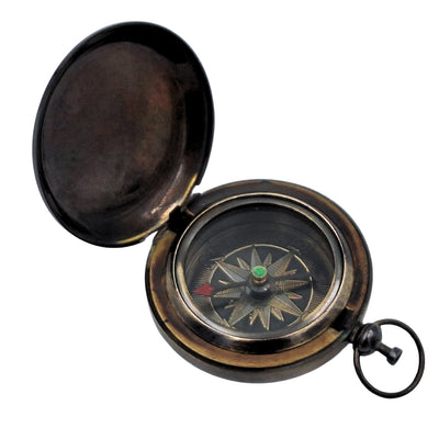 Busolă turistică retro din alamă, cu finisaj antic și posibilitate de gravare – cadou ideal pentru călători și iubitori ai naturii – dimensiuni 6 x 5 x 1,75 cm, se închide cu capac care protejează sticla